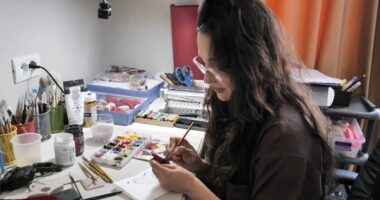 Art në miniaturë/ Artizania punon stoli të veçanta, ku ndërthur traditën me idetë artistike