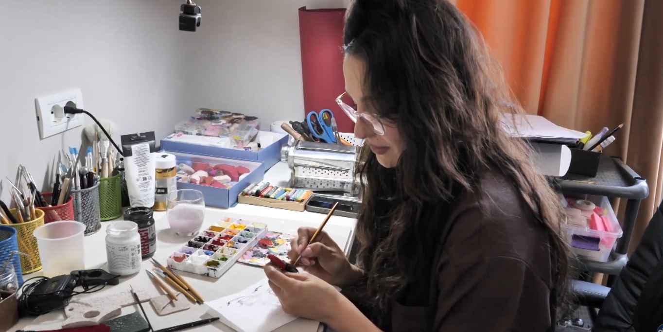 Art në miniaturë  Artizania punon stoli të veçanta  ku ndërthur traditën me idetë artistike