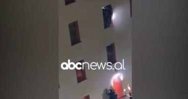 VIDEO/ Pallati përfshihet nga flakët në Tiranë, shkak dyshohet një shkëndijë elektrike
