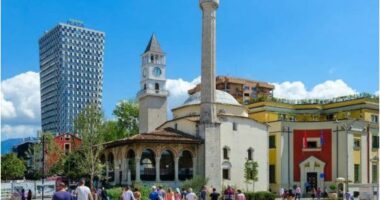”Daily Mail” reklamon Shqipërinë: Tirana, një nga destinacionet më të lira për pushime në Evropë