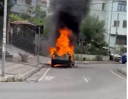 Përfshihet në flakë një automjet në Tiranë  nisin hetimet