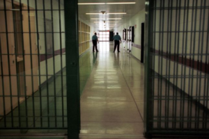 Sherr në paraburgimin e Vlorës/ Dhunohet brenda qelisë Eduard Alikaj, do ekstradohej në Itali