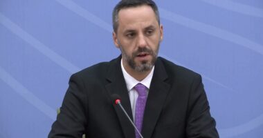 “Sakrifica e tyre nuk do të harrohet”, Lamallari njofton vendimin e Qeverisë: Shpërblim financiar për familjet e policëve Enea Mekolli dhe Edison Adri