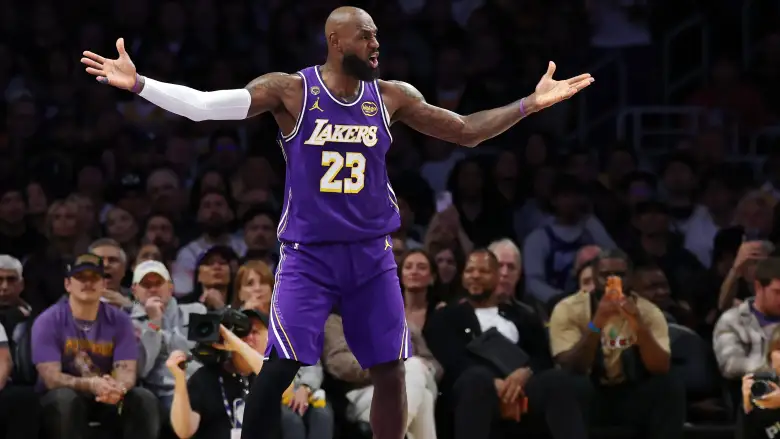 Lebron përballë kampionëve   Mbreti i basketbollit  udhëheq  Liqenasit  drejt suksesit