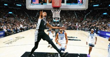 “Wemby” serish si “alien”/ Gjigandi francez kthehet në parket, San Antonio fiton thellë
