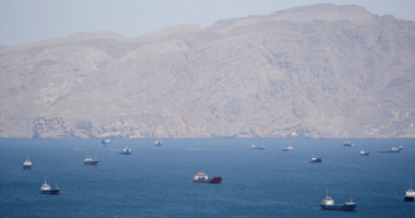 SHBA nis shoqërimin e anijeve në Hormuz, Irani paralajmëron për shkelje të armëpushimit