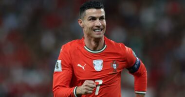 Ronaldo “pushton” Arabinë/ Sulmuesi portugez shënon dy herë, Al Nassr fiton titullin kampion