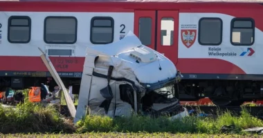 Treni polak përplaset me një kamion dhe del nga shinat/ Një i vdekur, disa të lënduar