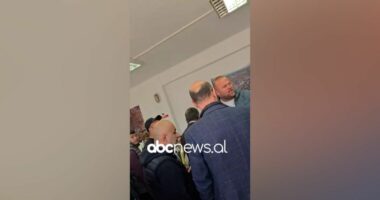 Berishës i plas revolta në Korçë/ Salianji nxjerr videon: Demokratët janë guximtarë, nuk pranojnë imponime