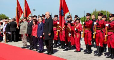 Nderohen dëshmorët e lirisë/ Rama dhe Begaj, homazhe në varrezat e dëshmorëve