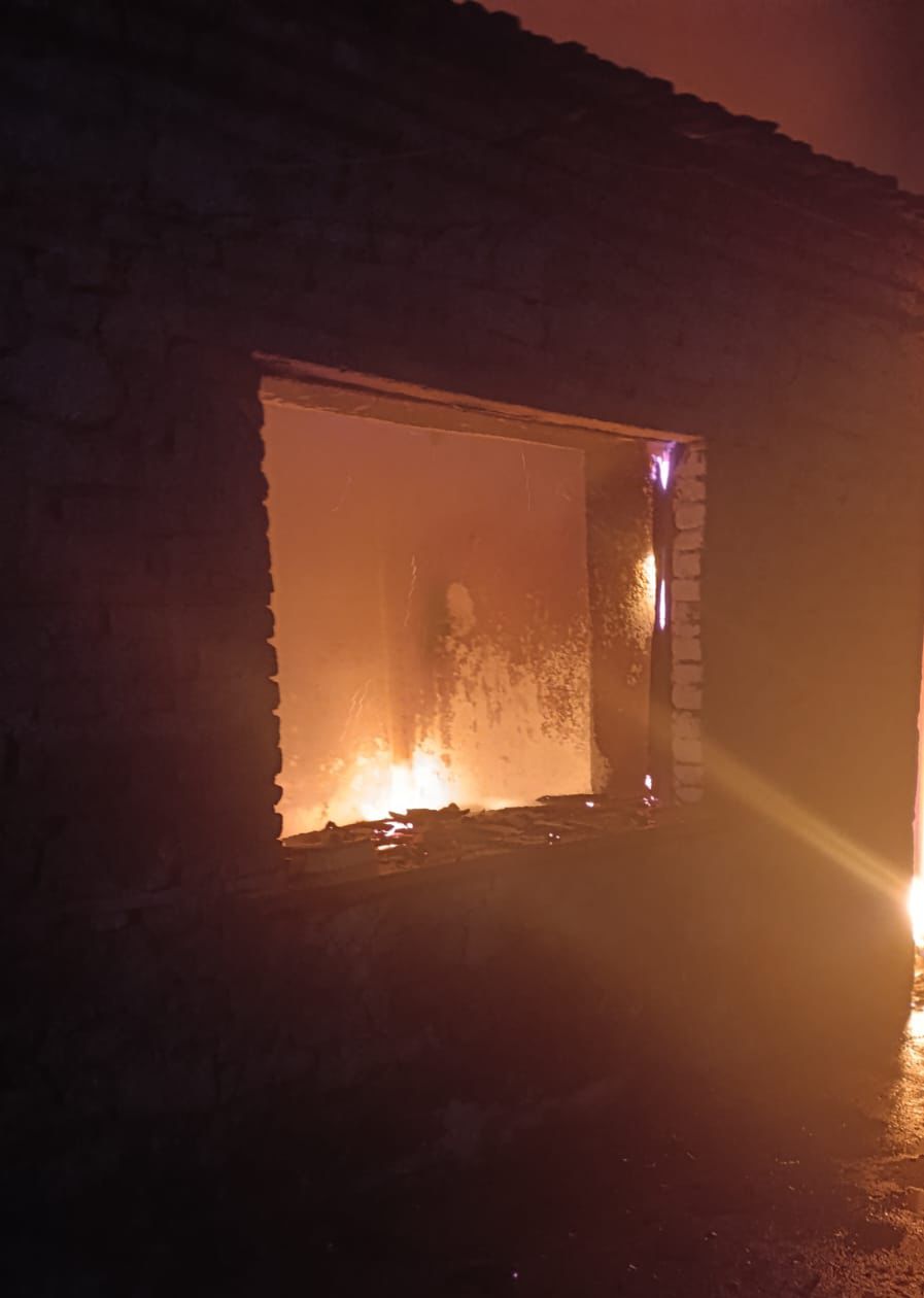Zjarri përfshin një banesë në Maliq  raportohet për dëme materiale