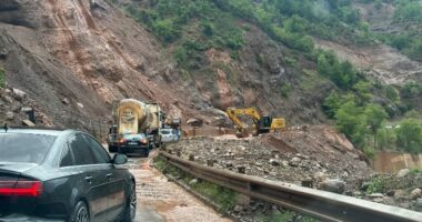 Reshjet intensive dhe rrëshqitjet e dherave, pezullohet qarkullimi në aksin aksi Librazhd-Prrenjas