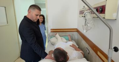Hita viziton efektivët e plagosur në operacionin antidrogë në Korçë: Përkushtimi i çdo punonjësi, vlerësohet maksimalisht