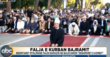 Falja e Kurban Bajramit / Besimtarët myslimanë falin namazin në Bulevardin “Dëshmorët e Kombit”