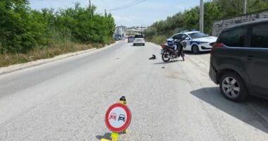 VIDEO/ Aksident në Fier, motomjeti përplaset me makinën, një i plagosur