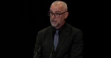 “Na mësoi të jetojmë me dinjitet, të mos ulim kokën ndaj padrejtësive”, djali i Servet Pëllumbit prek me fjalët: Lamtumirë profesor!