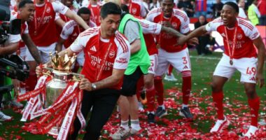Arsenal ngre trofeun/ “Topçinjtë” festojnë zyrtarisht titullin kampion në Premier League