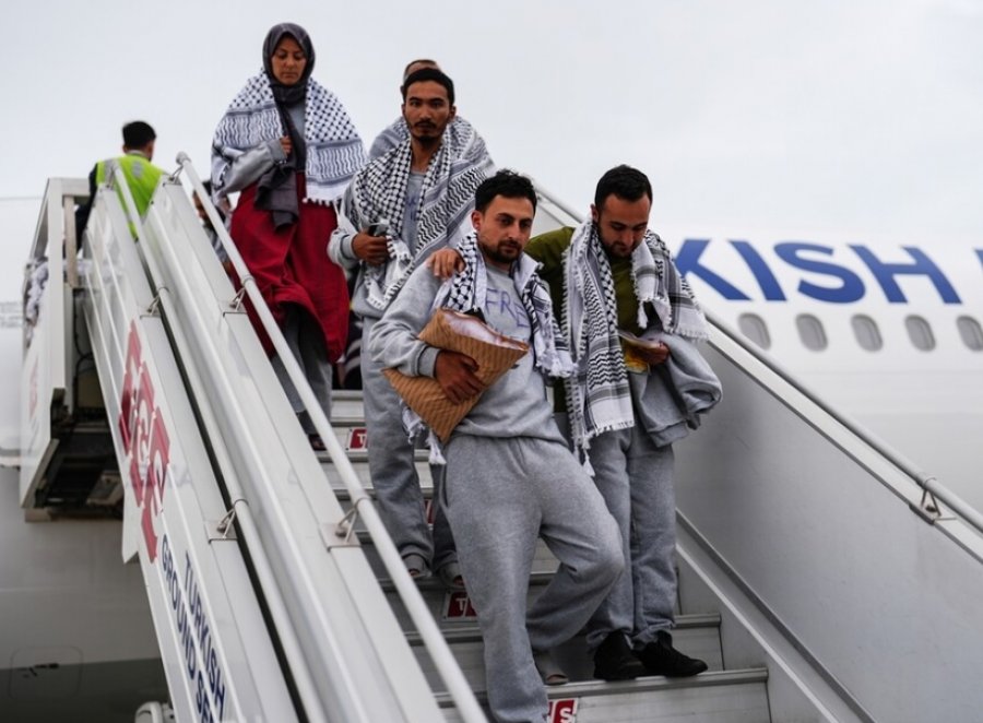 deportohet-aktivisti-shqiptar-me-pranga-nga-izraeli-baki-goxhaj-vjen-ne-tirane