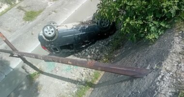 Aksident në Elbasan/ Makina humb kontrollin dhe përfundon në përrua