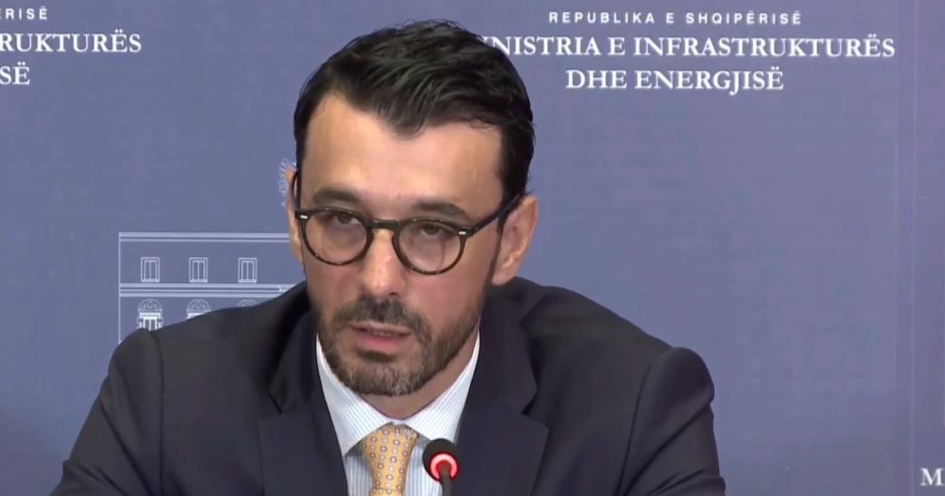 ndertimi-i-aeroportit-te-vlores-karakaci-nuk-do-lejojme-vonesa-te-tjera-per-projektin