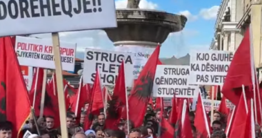 “Gjuha shqipe nuk negociohet”/ Protesta në RMV, studentët shqiptarë kërkojnë dorëheqjen e kryeministrit maqedonas