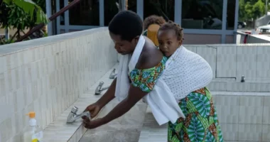 Mjekja e OBSH ngre alarmin: Ebola mund të përhapet më shpejt nga sa mendohej