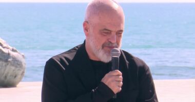 “301 mjekë dhe infermierë përforcojnë 36 qendrat shëndetësore verore”/ Rama: Është rritur numri i turistëve