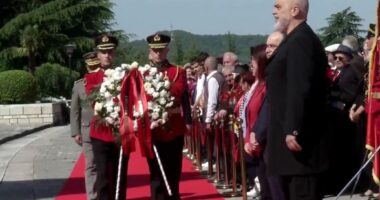 Nderohen dëshmorët e lirisë/ Rama dhe Begaj, homazhe në varrezat e dëshmorëve