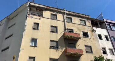 Shkëputet fasada e një pallati në Durrës/ Zë poshtë një automjet të parkuar, fatmirësisht s’ka të lënduar
