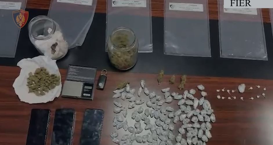 VIDEO/ Shpërndanin kokainë e kanabis, dy të arrestuar në Fier