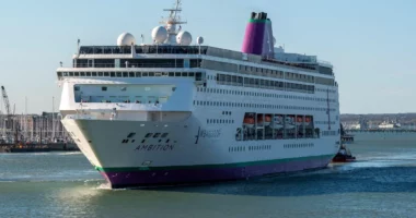 Virusi i stomakut, anija ndalon në Francë/ Dyshime për norovirus, 50 turistë shfaqen ankesa, izolohet anija