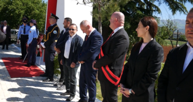 Dita e dëshmorëve/ Ceremoni dhe homazhe në varrezat e dëshmorëve në qytete