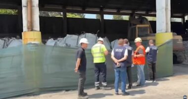 Gjobë dhe pezullim për “Albchrome”/ Elbasan, kompania mbante 318 ton mbetje të rrezikshme