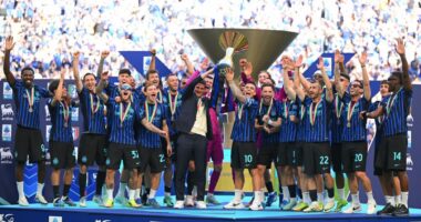 Inter ngre “scudetto”/ Zikaltërit festojnë në “San Siro” dhe në Sheshin “Duomo”