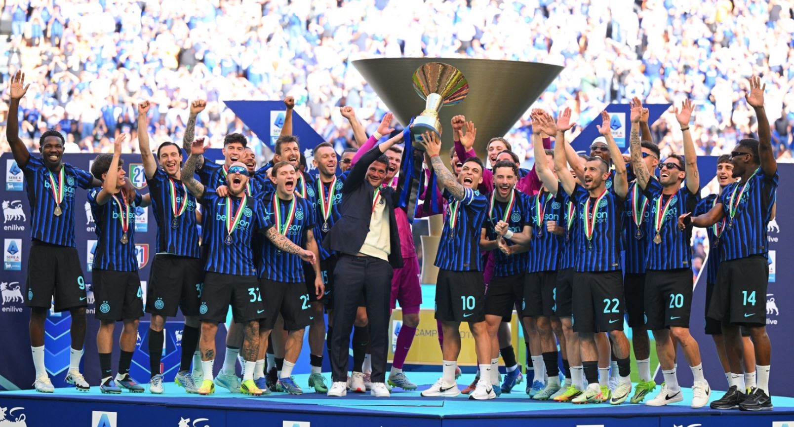 inter-ngre-scudetto-zikalterit-festojne-ne-san-siro-dhe-ne-sheshin-duomo