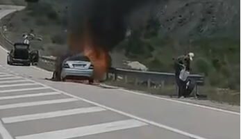 Përfshihet nga flakët automjeti në aksin Korçë–Ersekë, shpëton drejtuesi