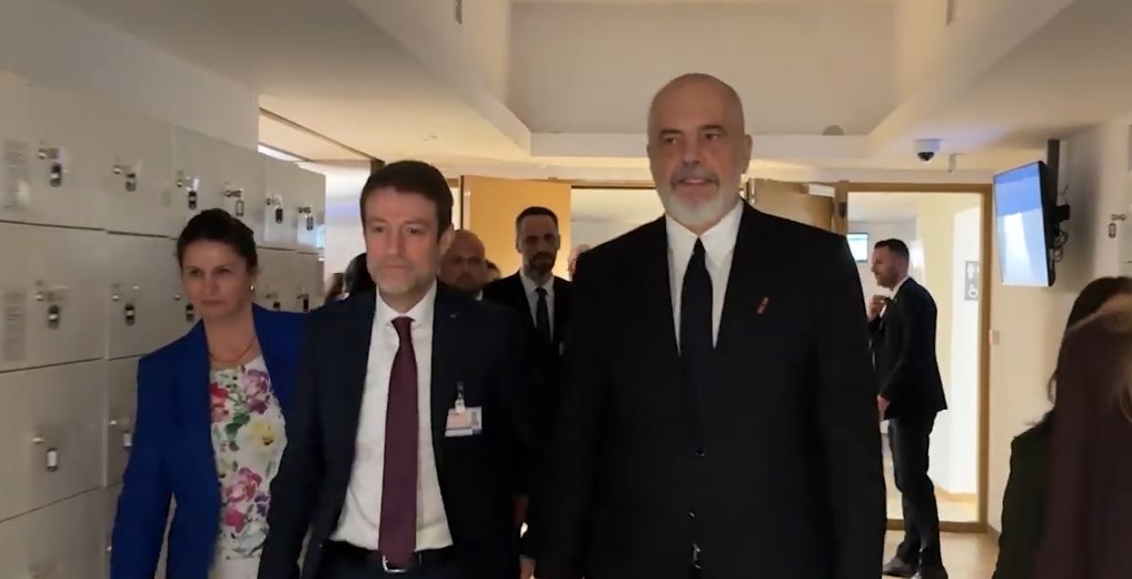 shqiperi-be-drejt-altarit-marta-kos-hap-i-madh-per-shqiperine-hoxha-te-gjitha-rruget-na-cojne-ne-bruksel