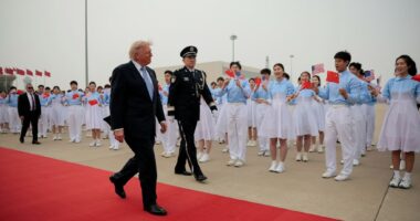 Trump përfundon vizitën shtetërore në Kinë, largohet me “Air Force One” pas ceremonisë zyrtare