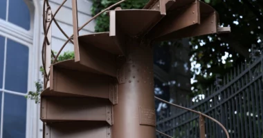 Shkallët e kullës Eiffel, në ankand/ Paris, 450 mijë euro për një pjesë të shkallës së dikurshme të monumentit