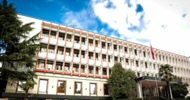 Tirana refuzon ultimatumin e Moskës/ Ministria e Jashtme: Nuk tërhiqemi nga Kievi, mbështesim Ukrainën