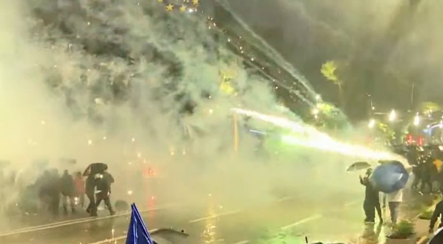 Tubimi i PD  Protestuesit hodhën bomba molotovë drejt policëve  lëndohen 3 punonjës të Forcës Kombëtare të Sigurisë