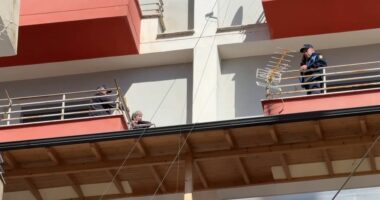 Pogradec, e moshuara tenton që të hidhet nga kati i 6 i pallatit