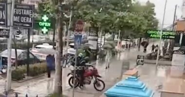 VIDEO/ Me skafanda në kokë dhe me armë, momenti kur autorët largohen nga argjendaria me motor pas grabitjes