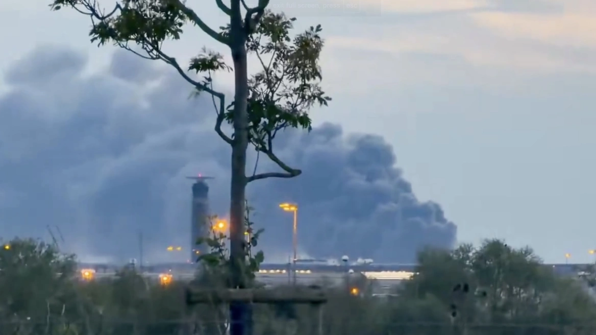 VIDEO  Zjarri përfshin një depo pranë aeroportit  Charles de Gaulle  në Paris  re e dendur tymi mbulon zonën