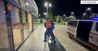 EMRI/ Pistoletë, municion luftarak dhe thikë me vete, arrestohet 19-vjeçari në Shkodër