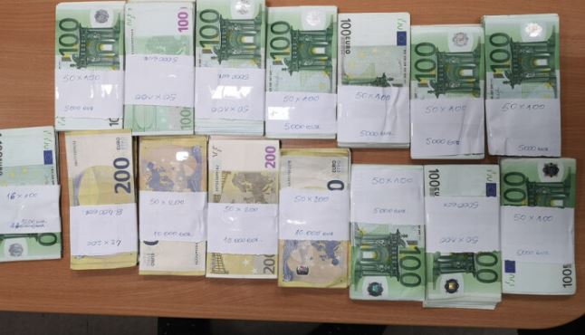 Sekuestrohen 500 mijë euro  U gjetën në një minibus që vinte drejt Tiranës  në pikën kufitare Tabanoc në RMV
