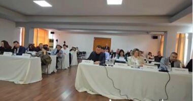 700 lekë për plazhet publike/ Tarifa, vendimi që ndezi debatet në këshillin bashkiak në Vlorë