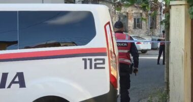Hidhet nga kati i pestë i pallatit, ndërron jetë i riu në Shkodër