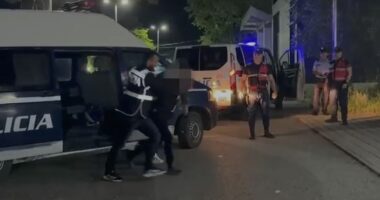 Mbante në banesë dy kallashnikovë pa leje/ Fier, vihet në pranga 43-vjeçari