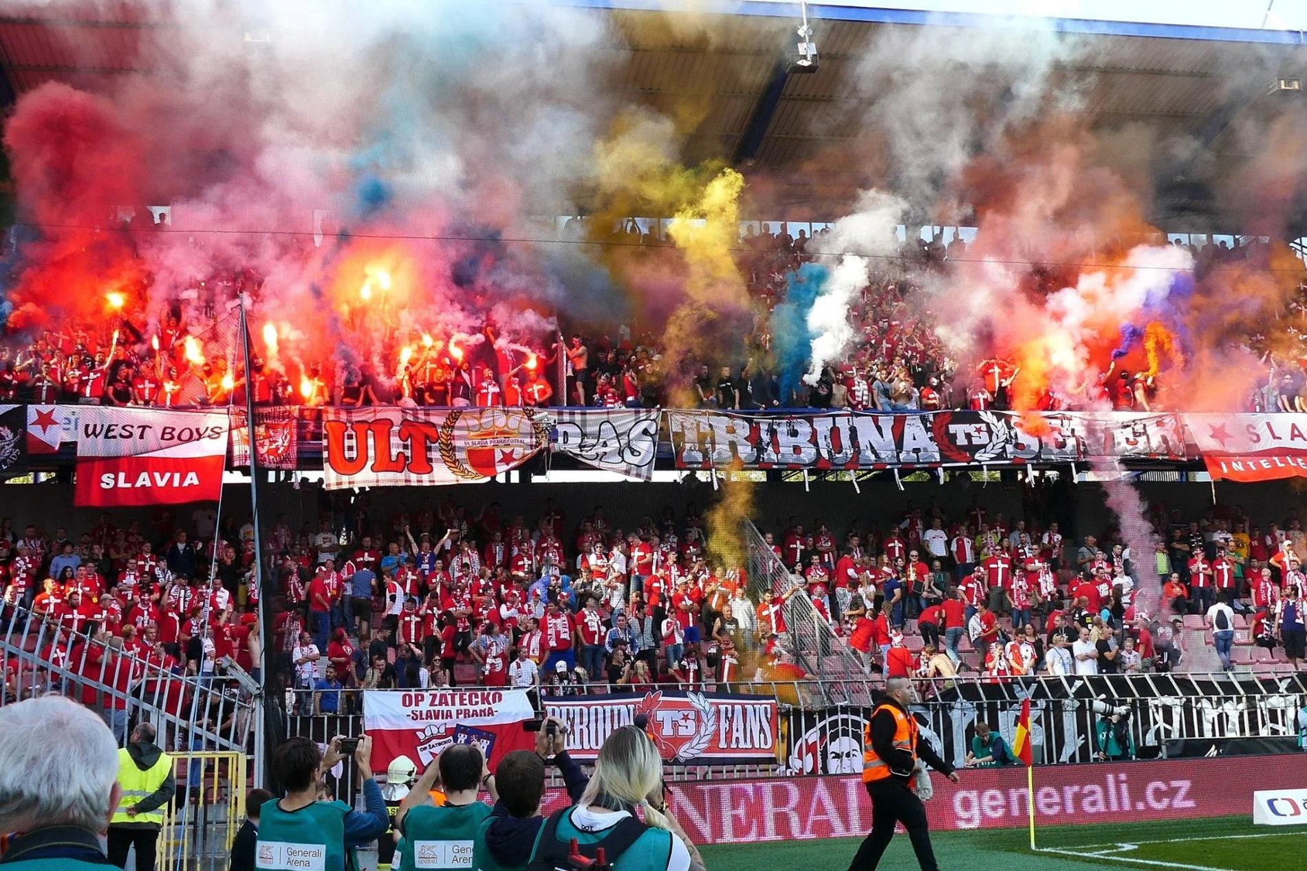 Çeki  dhuna rrezikon titullin  Braktiset derbi i Pragës  Slavia Sparta  për shkak të tifozëve